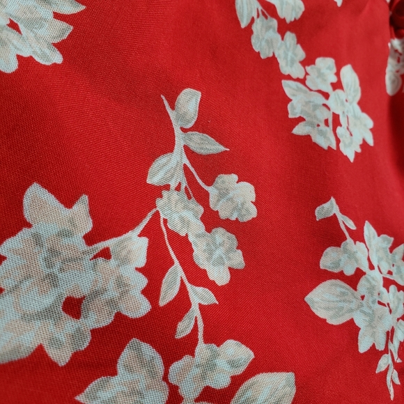 Red rompers with white flowers - Picture 4 of 6